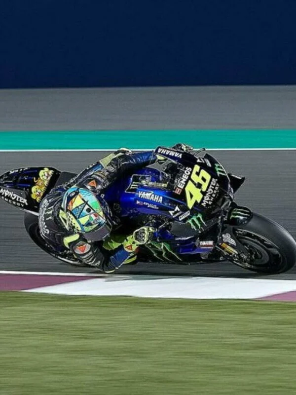 Piloto Valentino Rossi disputando prova de moto