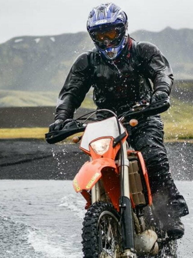 motoqueiro andando na chuva