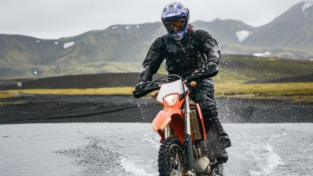 motoqueiro andando na chuva