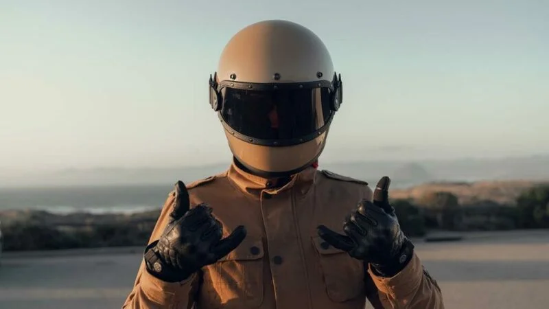 motoqueiro com roupa branca e luva preta
