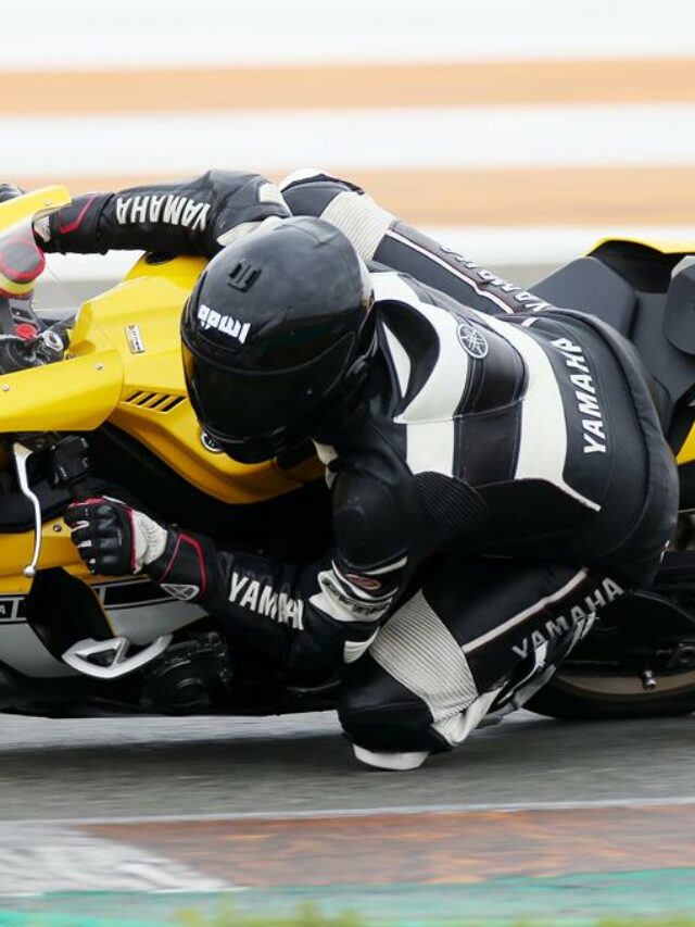 Motoqueiro pilotando uma moto amarela durante corrida