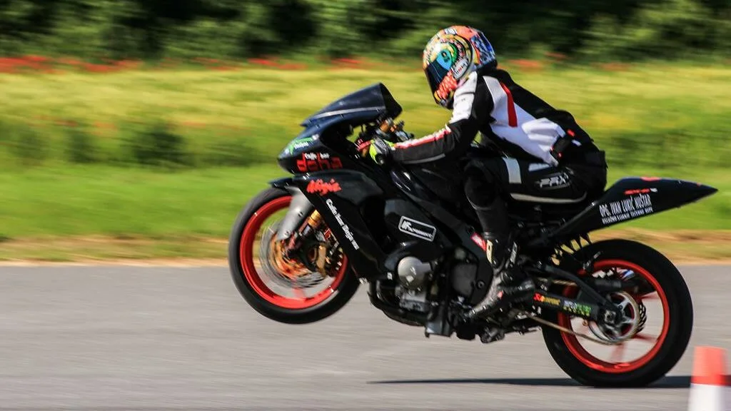 Motoqueiro pilotando moto preta