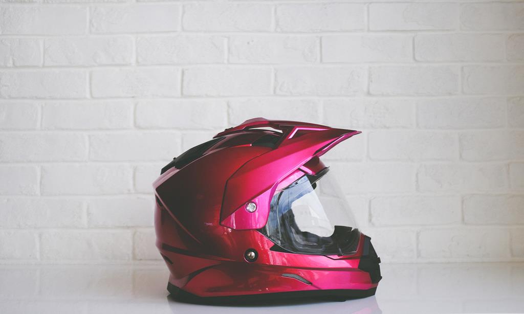 Capacete vermelho com viseira transparente