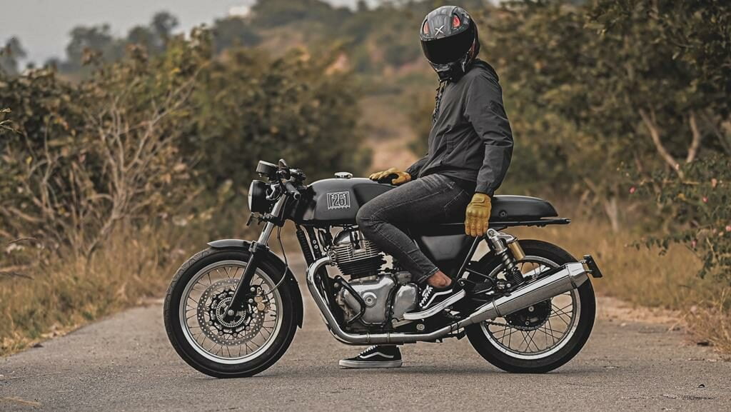 motoqueiro em cima de moto em uma estrada