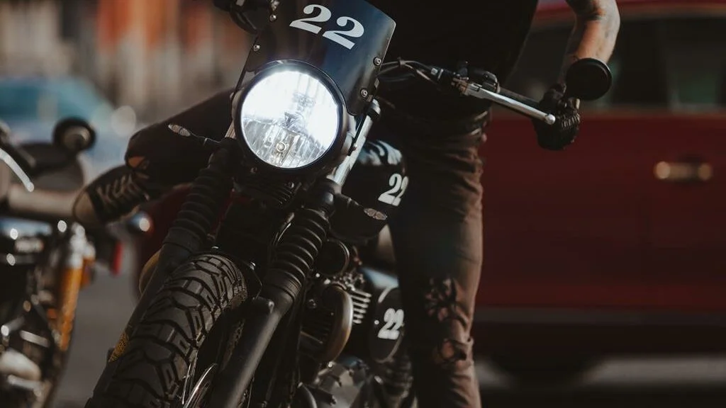 Moto preta com número 22 pintado em branco em cima do farol 