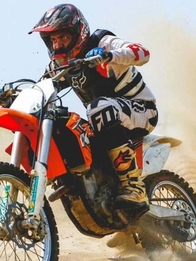 Motoqueiro participando de prova de motocross