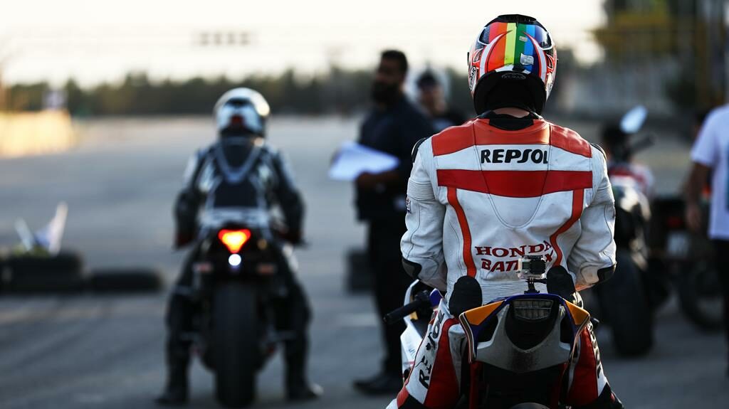 Pilotos de moto alinhados para começar uma corrida