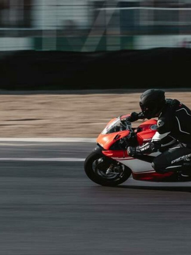 motoqueiro pilotando uma moto em uma pista