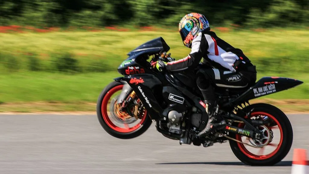 Motoqueiro pilotando moto preta