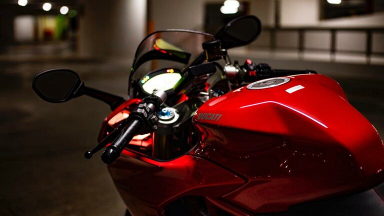 Moto vermelha da Ducati