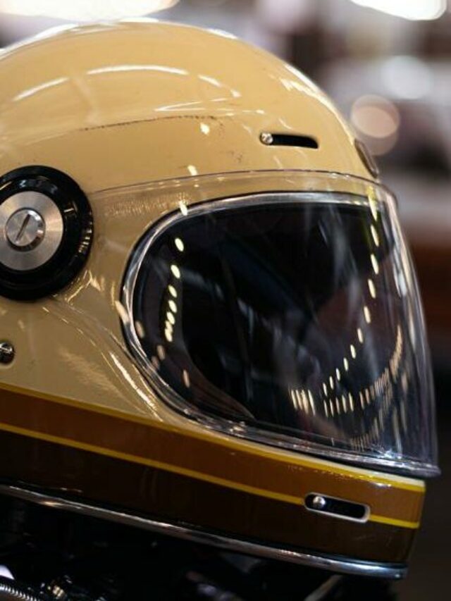 Capacete retro creme com linha vermelha e azul perto do queixo