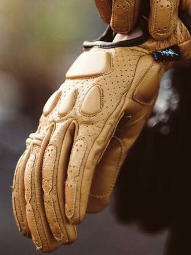 Motoqueiro usando luva de couro cor caramelo