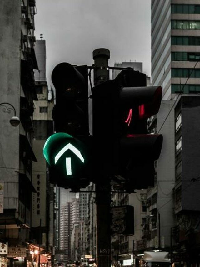 semáforo com luz verde para seguir em frente