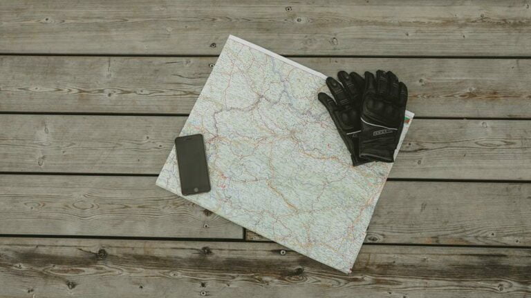 É melhor usar luva com dedo ou sem para andar de moto?