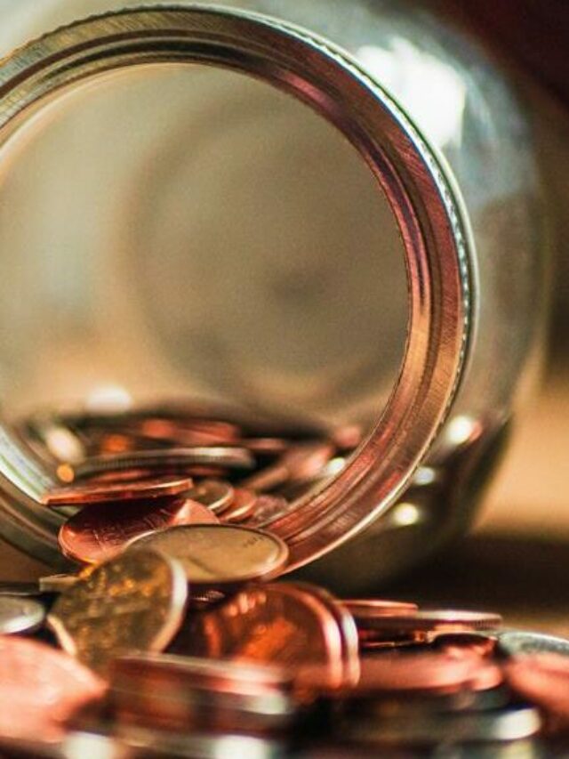 Pote com moedas caído